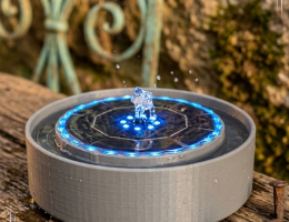Nicoles Bastelstube Solarbrunnen "Action" Der Solarbrunnen ist geeignet für Solar-Springbrunnen des NON-Food-Discounters bei dem die "Action" herrscht..