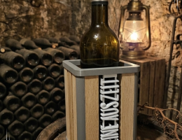 Nicoles Bastelstube Flaschenbox Flaschenbox für Flaschen bis 90mm Durchmesser. Stylisch mit Holzklötzchen und austauschbaren Schrifzügen für alle Anlässe geeignet.