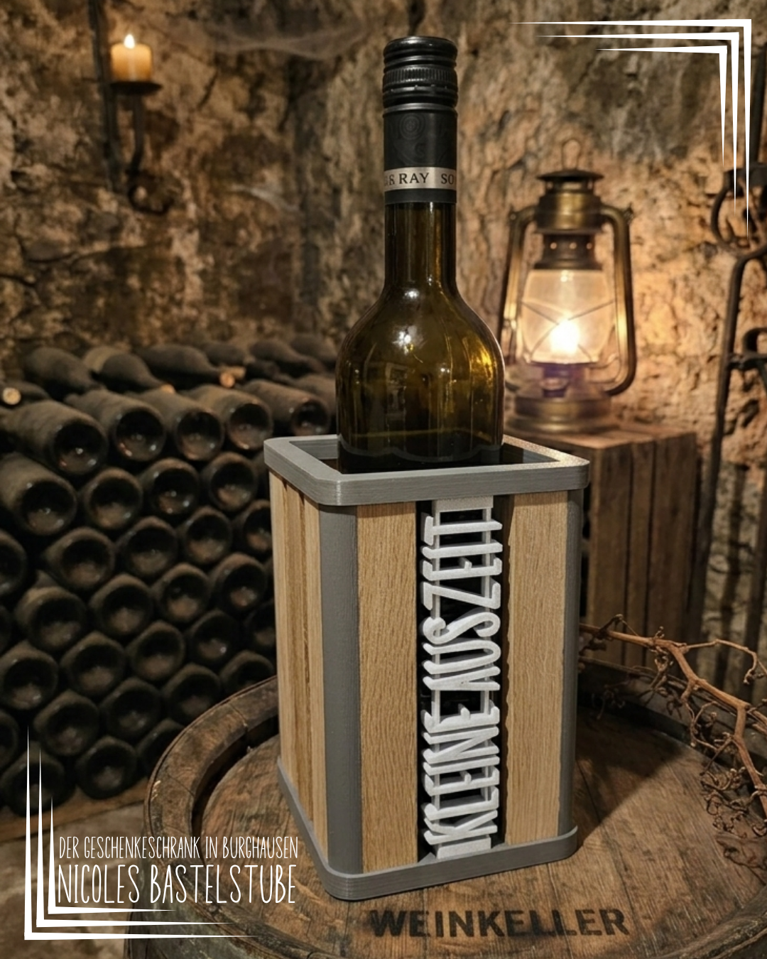 Nicoles Bastelstube Flaschenbox Flaschenbox für Flaschen bis 90mm Durchmesser. Stylisch mit Holzklötzchen und austauschbaren Schrifzügen für alle Anlässe geeignet.