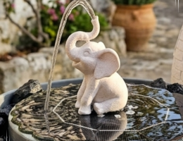 Nicoles Bastelstube Springbrunnenaufsatz Elefant Ein kleiner Elefant der auf Eurem Solar-Springbrunnen für Laune sorgt. 2 Versionen mit Bohrungen von 10.5 und 8.5mm um auf Eure Brunnen zu passen. Eventuell müsst ihr je nach Modell eures Springbrunnens die größe noch etwas nachjustieren - und natürlich mit Support drucken.