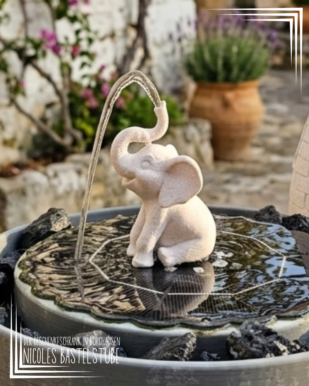 Nicoles Bastelstube Springbrunnenaufsatz Elefant Ein kleiner Elefant der auf Eurem Solar-Springbrunnen für Laune sorgt. 2 Versionen mit Bohrungen von 10.5 und 8.5mm um auf Eure Brunnen zu passen. Eventuell müsst ihr je nach Modell eures Springbrunnens die größe noch etwas nachjustieren - und natürlich mit Support drucken.