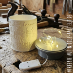 Nicoles Bastelstube Lampe "Hyggelig" Eine kleine Lampe mit viel Gemütlichkeit in sich.... Die Lampe besteht aus dem Lampenschirm und einem zweiteiligen Fuss - beim Zusammenbau des Fusses kann eine Batterielichterkette oder auch z.B. ein USB-Licht mit Kabel durch den Lampensockel geführt werden. Nicoles Bastelstube Lampe "Hyggelig" Eine kleine Lampe mit viel Gemütlichkeit in sich.... Die Lampe besteht aus dem Lampenschirm und einem zweiteiligen Fuss - beim Zusammenbau des Fusses kann eine Batterielichterkette oder auch z.B. ein USB-Licht mit Kabel durch den Lampensockel geführt werden.